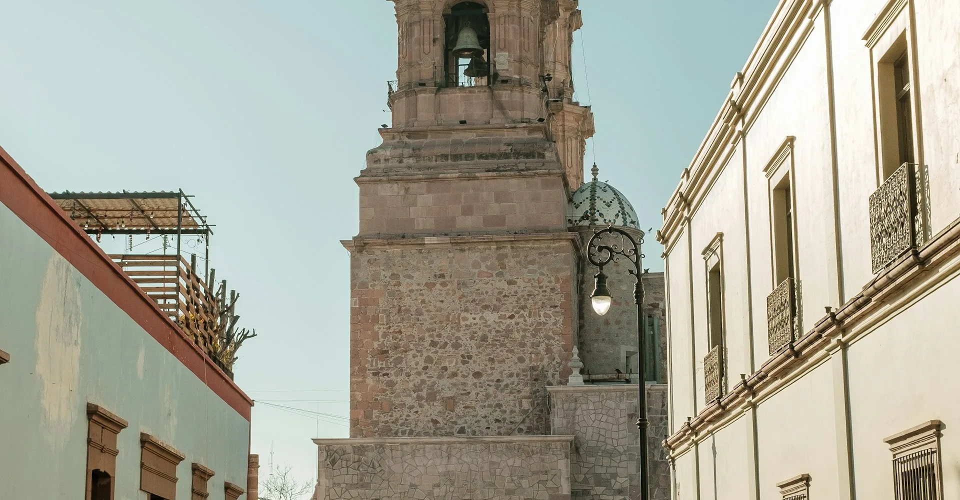 Torre y cúpula de un templo colonial en la ciudad de Aguascalientes